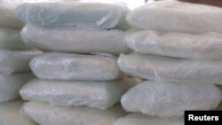 Durante una rueda de prensa en Port of Nogales, Arizona, el 31 de enero de 2019, Aduanas y Protección Fronteriza de EE. UU. exhibe paquetes de fentanilo en forma de polvo confiscados en un camión proveniente de México. Foto de prensa del gobierno de EE.UU. via Reuters.