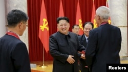 지난해 1월 북한 김정은 국무위원장이 수소탄시험 성공에 기여한 핵 과학자들과 기술자, 군인건설자, 노동자, 일군들에 '당 및 국가표창' 수여했다고 조선중앙통신이 전했다. (자료사진)