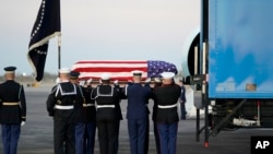 Le cercueil de l'ancien président George H.W. Bush, porté par une garde d'honneur, le 5 décembre 2018, à Ellington Field à Houston, au Texas.