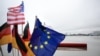 Las banderas de Estados Unidos, Alemania y Unión Europea ondean en la pista empapada por la lluvia antes del aterrizaje del vicepresidente estadounidense para asistir a la Conferencia de Seguridad el 13 de febrero de 2025 en el aeropuerto internacional de Múnich, Alemania.