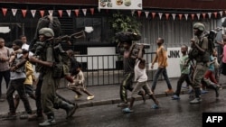 Abahlamuki beM23 bahamba labantu makhaza emgwaqweni eKeshero edolobheni leGoma, January 27, 2025.