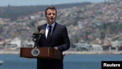 El presidente de Chile, Emmanuel Macron, durante una visita al rompehielos de la Armada de Chile 'Almirante Viel', en Valparaíso, Chile, el 21 de noviembre de 2024.
