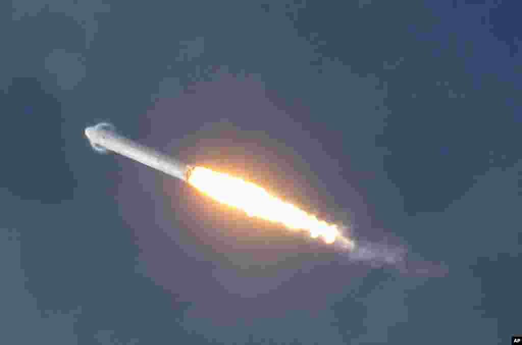 Dalam foto dokumentasi dari tanggal 4 Juni 2010 ini, terlihat lingkaran halo yang terbentuk di atas roket uji coba Falcon 9 saat diluncurkan dari Kompleks 40 Cape Canaveral, Florida.