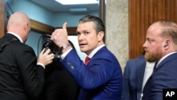 Pit Hegset, kandidat predsednika Donalda Trampa za sekretara za odbranu na izlasku sa pretresa za potvrdu u senatskom Odboru za oružane snage, 14. januara 2025. 