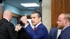 Pete Hegseth quittant son audition de confirmation devant la commission des Forces armées du Sénat le 14 janvier 2025 à Washington. 