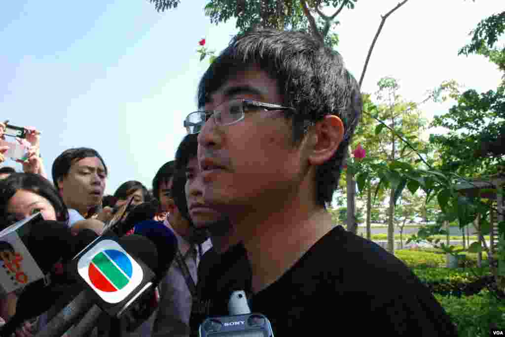 學聯秘書長周永康接受傳媒訪問,要求特首梁振英48小時內到罷課集會,與學生及市民對話