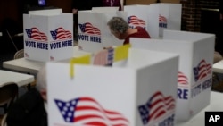 En esta foto de archivo del 10 de marzo de 2020, un hombre vota en las elecciones primarias presidenciales en la Iglesia del Nazareno Summit View en Kansas City, Missouri,