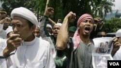 Para anggota Front Pembela Islam (FPI) memprotes penyelenggaraan festival film gay di Jakarta.