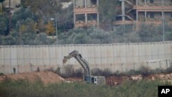 Militer Israel menggunakan alat-alat berat untuk menghancurkan terowongan yang diduga dipakai Hizbullah dekat kota Metula, dekat perbatasan Lebanon (foto: dok). 