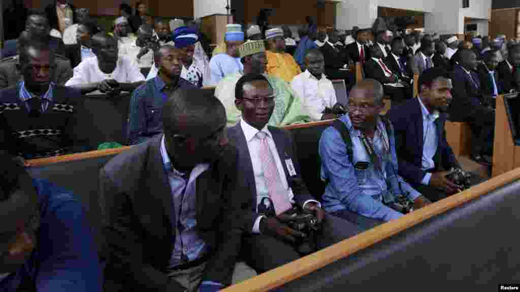 Mutane sun cika wuraren zama a kotu, kafin isowar shugaban Majalidar Dattijai Bukola Saraki a gaban a Kotun Tabbatar da Da'ar Ma'aikata dake Abuja, Satumba 21, 2015.