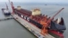 ARCHIVO - Un barco en construcción en un astillero del puerto de Taicang, en la provincia oriental china de Jiangsu, el 19 de febrero de 2025. 