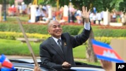 រូបឯកសារ៖ ព្រះបាទ​នរោត្តមសីហមនី ព្រះ​មហាក្សត្រ​ខ្មែរ​លើក​ដៃ​ក្រវីស្វាគមន៍​ទៅកាន់​សិស្សានុសិស្ស​ដែល​ចូលរួម​ប្រារព្ធ​ទិវា​ឯករាជ្យជាតិ នៅ​រាជធានី​ភ្នំពេញ កាលពី​ថ្ងៃច័ន្ទ ទី៩ ខែ​វិច្ឆិកា ឆ្នាំ​២០១៥។
