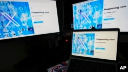 ARCHIVO - La página de inicio de sesión de la red social X, antes Twitter, en unas pantallas de computadora, el 24 de julio de 2023, en Belgrado, Serbia.