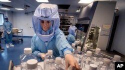 Una trabajadora de un laboratorio simula el flujo de trabajo en una sala limpia de la fábrica de vacunas de BoiNTech, en Marburg, Alemania, el 27 de marzo.