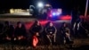 Un grupo de migrantes espera a ser procesado tras ingresar a Estados Unidos de manera irregular cerca de Yuma, en Arizona, el 6 de enero de 2023.