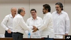 Humberto de la Calle (g), négociateur du gouvernement colombien, serre la main d'Ivan Marquez (d), négociateur des FARC, La Havane, 15 décembre 2015.