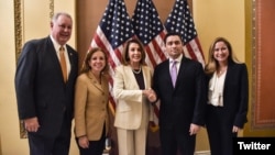 En la reunión estuvieron presentes los congresistas Albio Sires, Debbie Wasserman Schultz y Debbie Mucarsel Powell.