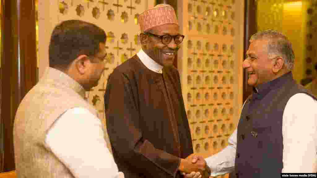 Shugaba Muhammadu Buhari Tare Da Ministan Albarkatun Man Fetur Na Kasar India Mr Dharmendra Pradha, Da Minista Mai Kula Da Harkokin Wajen Kasar India Vijay Kumha A Yayin Da Shugaba Buhari Ya Sauka Indirha Ghandi Kasar India Wurin Taron Kasashen Afirka Da Ake Gudanarwa A Yanzu.