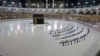 Para jemaah melakukan salat Subuh berjamaah dengan tetap menjaga jarak aman di Masjidil Haram, Mekkah (foto: dok). 