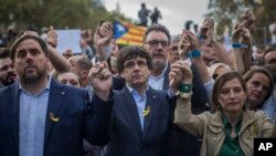 Le président de la Catalogne Carles Puigdemont, au centre, lors d'une manifestation à Barcelone, en Espagne, le 21 octobre 2017.