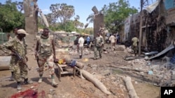 Pasukan keamanan memeriksa lokasi ledakan bom mobil di Beledweyne, Somalia, 19 November 2013. Serangan baru menewaskan sedikitnya tiga orang, melukai sedikitnya 13 lainnya di Beledweyne, 10 September 2017.