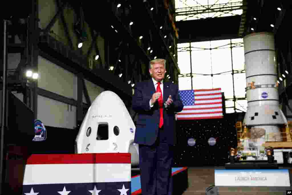 El presidente Donald Trump se pone de pie después de ver el vuelo de SpaceX a la Estación Espacial Internacional, en el Centro Espacial Kennedy.
