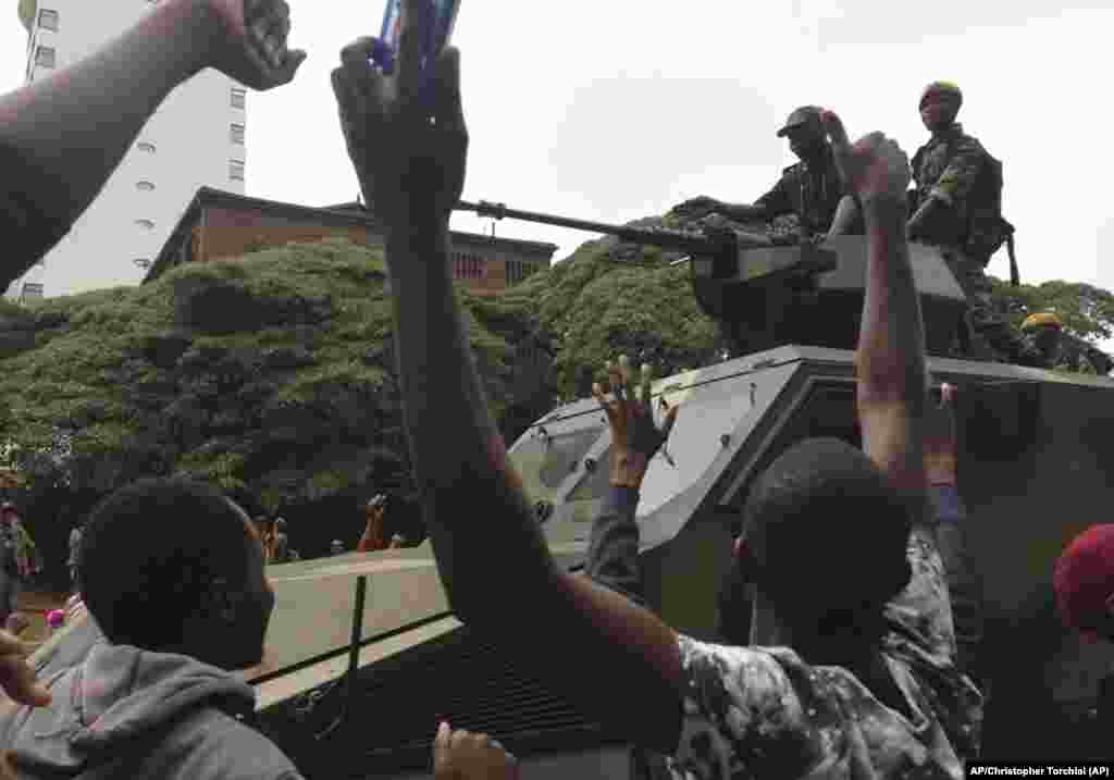 Les gens commencent à se rassembler autour d'un véhicule militaire, Harare, 18 novembre 2017