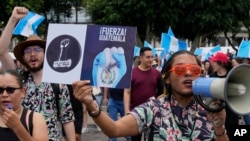 ARCHIVO - Desde la semana pasada miles de guatemaltecos salen a las calles en todo el país para rechazar los intentos del Ministerio Público de cancelar al Movimiento Semilla que ganó las elecciones presidenciales.