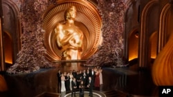 El elenco y el equipo de "Oppenheimer" aceptan el premio a la mejor película durante los Oscar el domingo 10 de marzo de 2024 en el Dolby Theatre de Los Ángeles.
