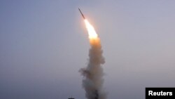 Corea del Norte hace un ensayo de un nuevo misil antiaéreo el 30 de septiembre de 2021. Foto de la agencia de prensa norcoreana KCNA divulgada por Reuters.