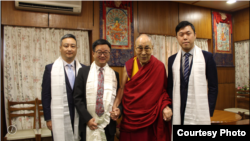 台灣民進黨秘書長羅文嘉(左二)上週在印度達蘭薩拉拜會達賴喇嘛。(照片由民進黨提供) 
