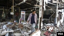 Sebuah pabrik hancur akibat bentrokan antara Thailand dan Kamboja di propinsi Surin,Thailand, Rabu (27/4).