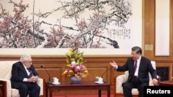 El presidente chino, Xi Jinping, recibe al exsecretario de Estado de EEUU Henry Kissinger, de 100 años, en Beijing el 20 de julio de 2023.