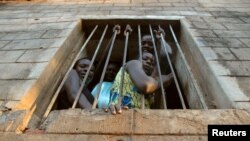 Des femmes prisonnières sont assises dans leur cellule à la prison de Yei au Soudan du sud le 15 avril 2006.
