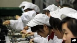 在富士康公司工作的中國員工(資料圖片)