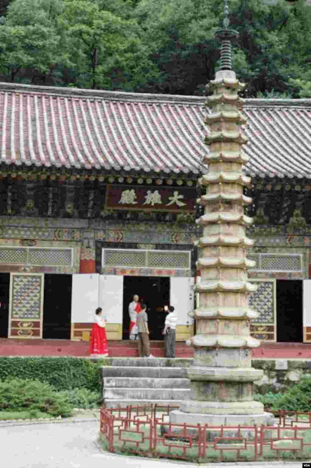 The 13-level Sokka Pagoda, erected in the 14th century, is designated as a National Treasure by North Korea's government, Hyangsan, North Korea, July 24, 2013. (Steve Herman/VOA)