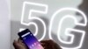 Seseorang tengah mengecek ponsel pintar terbaru Xiaomi Mi 9 dalam Kongres Mobile Dunia (MWC) yang diadakan di Barcelona pada 24 Februari 2019. (Foto: Reuters/Rafael Marchante)