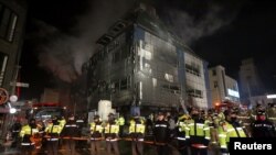 Asap hitam mengepul dari kebakaran gedung bertingkat di Jecheon, Korea Selatan, 21 Desember 2017.