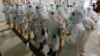Petugas kesehatan yang mengenakan alat pelindung diri (APD) bersiap untuk merawat pasien di rumah sakit darurat COVID-19 di Wisma Atlet, Jakarta, 26 Januari 2021. (REUTERS/Ajeng Dinar Ulfiana)