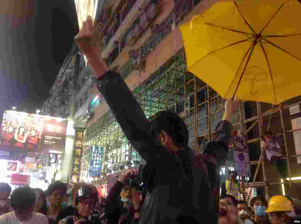 數以百計的香港市民在旺角佔領區星期二、三被清場之後,週三晚開始聚集在旺角銀行中心附近的路段。(美國之音海彥攝)