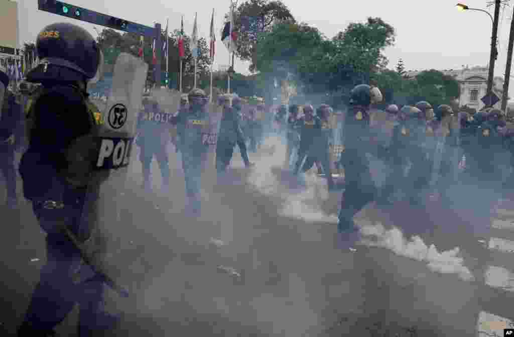 La policía lanza gases lacrimógenos para dispersar a los partidarios del derrocado presidente Pedro Castillo durante los enfrentamientos con la policía, en Lima, Perú, el jueves 8 de diciembre de 2022. (Foto AP/Fernando Vergara)