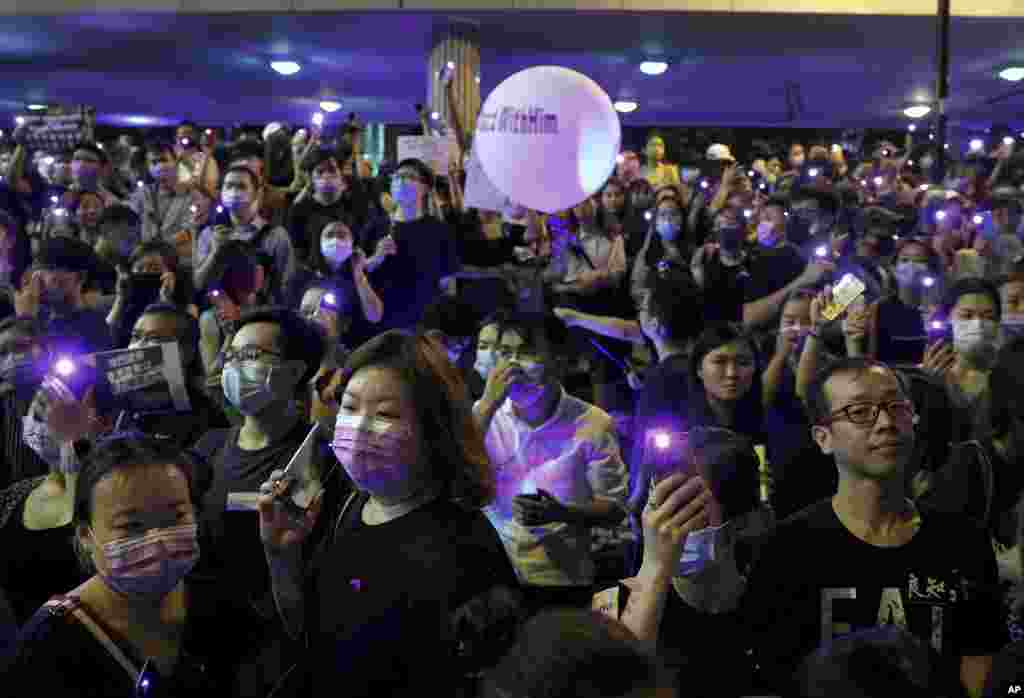 几千人在香港金融区集会并打亮手机,抗议他们所说的警察性暴力。(2019年8月28日)