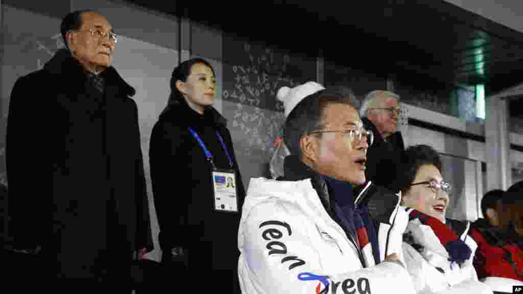 Shugaban Korea ta Kudu Moon Jae-in, tsaye tare da matarsa Kim Jung-sook yayin da ake rera taken kasar, a bikin bude wasan Olympics a Pyeongchang, 9, ga watan Fabrairu, 2018.