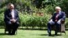 PM Inggris Boris Johnson (kanan) menyambut Menlu AS Mike Pompeo di kediaman resminya, Downing Street, London, 21 Juli 2020. (Foto: dok).
