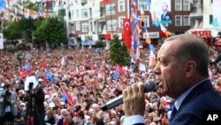 Turkiya Prezidenti Rajab Toyib Erdog'an tarafdorlari davrasida nutq so'zlamoqda, Istanbul, 29-may, 2018-yil.