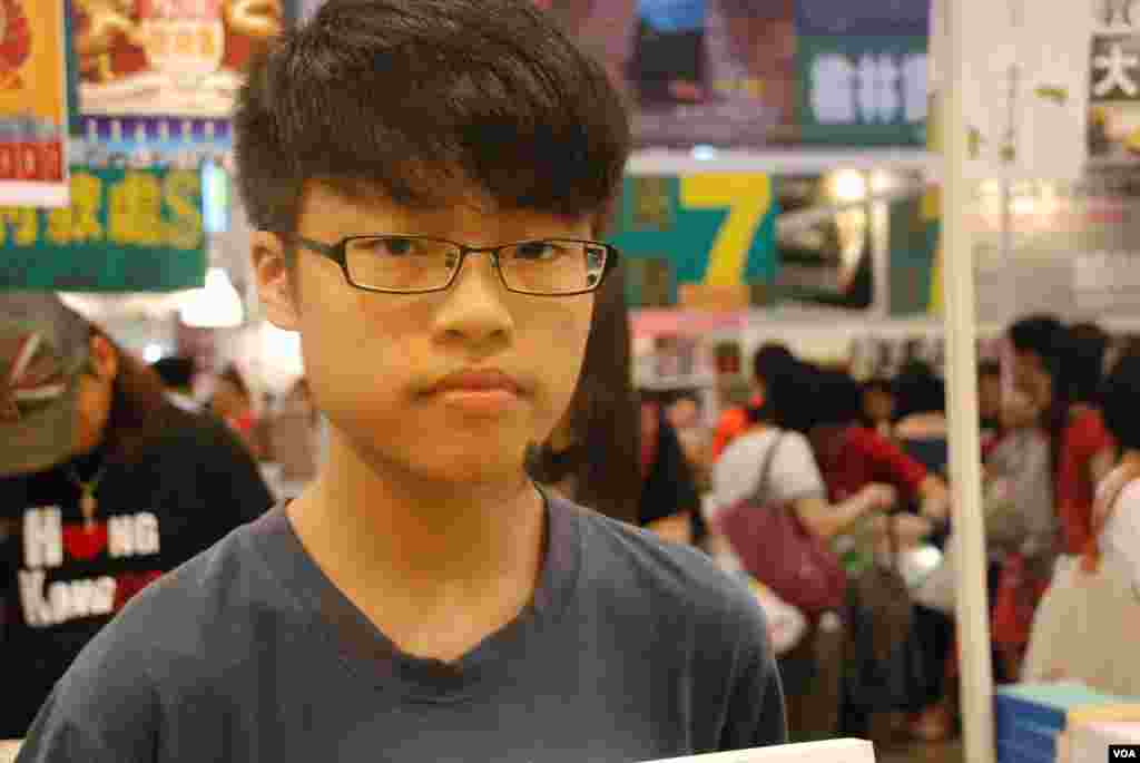 反普教中學生關注組成員木子表示,香港教育局推動中小學以普通話教授中文科,會抹殺香港本土文化