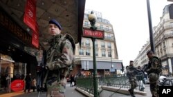 Une patrouille dans le cadre du programme "Vigipirate" à Paris (Reuters)