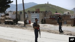 Petugas keamanan Afghanistan berjaga di sekitar serangan di Kabul, Afghanistan, 29 April 2020. (Foto: dok).