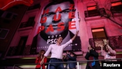 Perdana Menteri Spanyol Pedro Sanchez dari Partai Pekerja Sosialis (PSOE) merayakan hasil pemilu, di Madrid, Spanyol, 28 April 2019.
