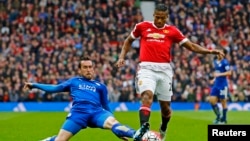 Antonio Valencia de Manchester United, à droite, tente un drible contré par Daniel Drinkwater de Leicester City lors d’un match de football du championnat d’Angleterre, 1er mai 2016.
